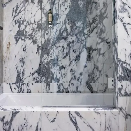 Plum Guide - Green Creek Apartment *